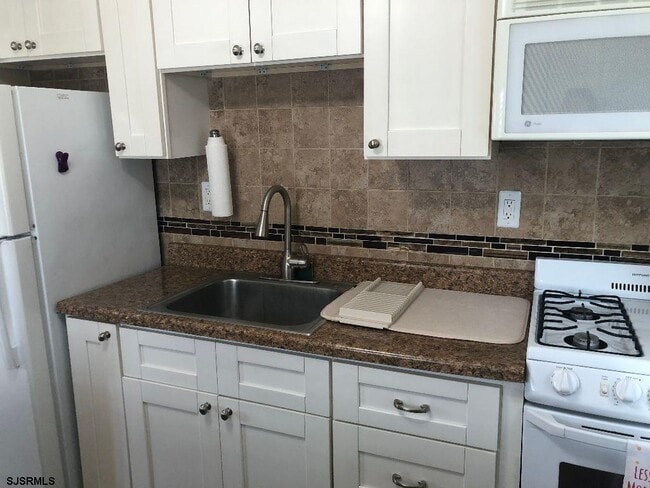 Building Photo - 200 3rd St S