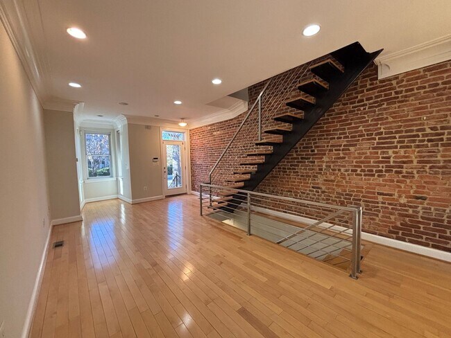 Building Photo - Executive Row Home In NW DC with Designer Finishes
