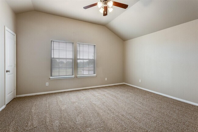 Building Photo - 606 E College Ave