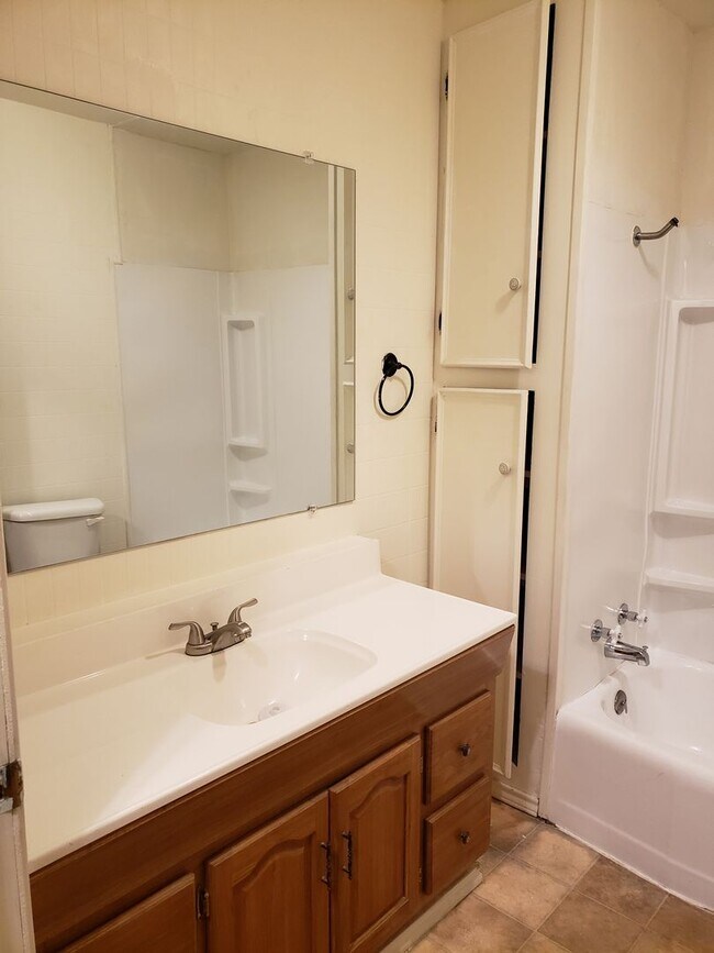 Foto del edificio - Mid April Move In