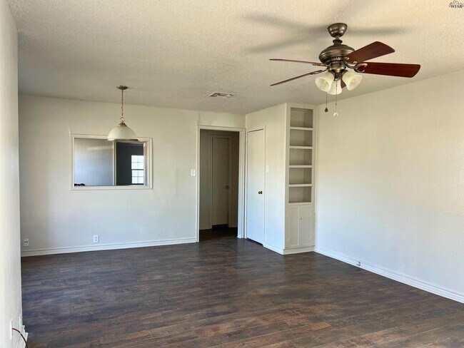 Foto del edificio - 405 E Spring St