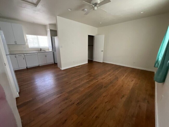 Foto del edificio - 5006 N Banna Ave