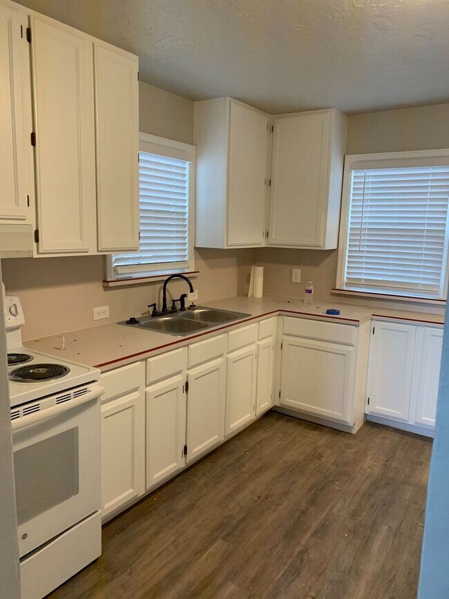 Building Photo - 2 bedroom, 1 bathroom Single Family Home