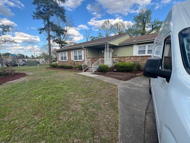 Building Photo - 3601 Starlighter Dr