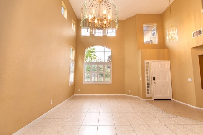 Building Photo - Beautiful + Spacious 4 bedroom/3 bath/3 Ca...