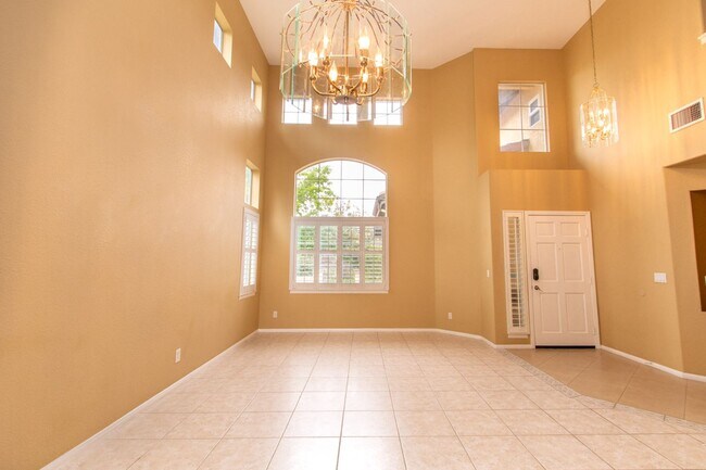 Foto del edificio - Beautiful + Spacious 4 bedroom/3 bath/3 Ca...