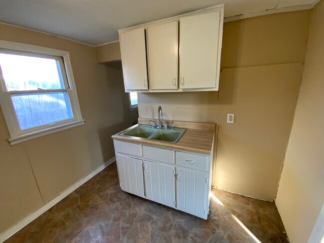 Building Photo - 203 W English St