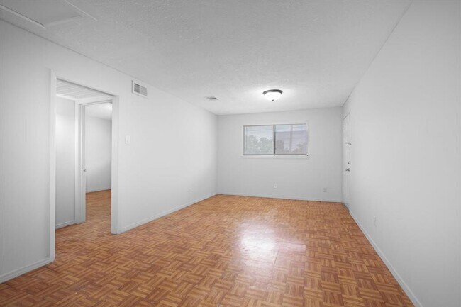 Foto del edificio - 8001 E Loop