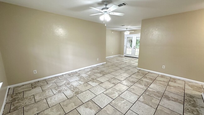 Foto del edificio - LOVELY 3/2 NW House w/ 2-Car Garage, Tile ...