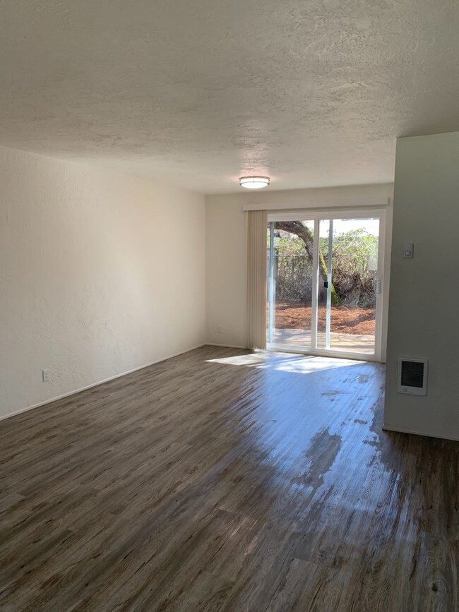 Building Photo - Completely updated duplex!