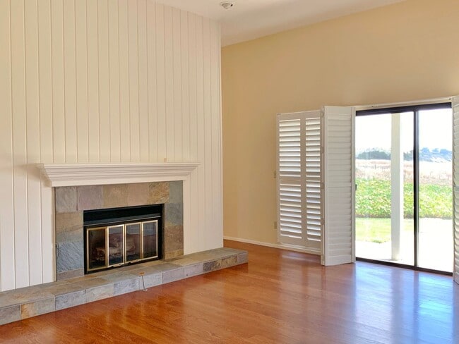 Building Photo - 2 Bedroom Condo in Ridgemark with Beautifu...