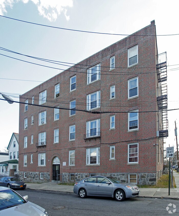 Building Photo - 6 Madison St