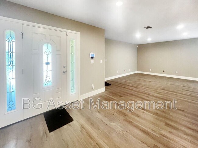 Building Photo - 511 Dahlia Ct