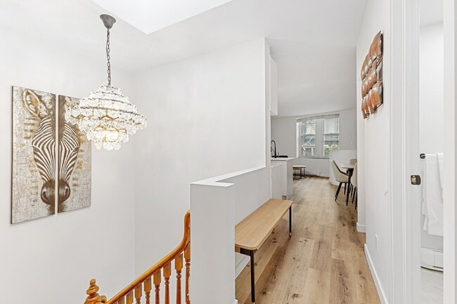 Building Photo - 2060 R. Saint-Denis