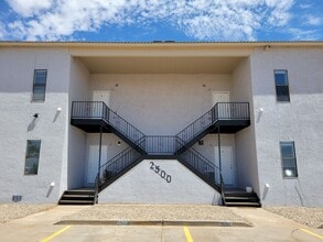 Building Photo - 2530 E 7th St