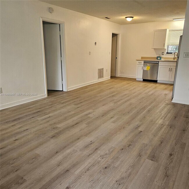 Foto del edificio - 27 SW 8th Ct