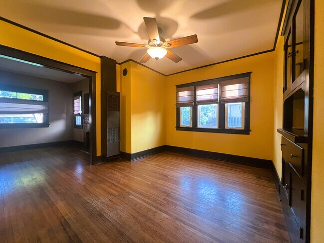 Foto del edificio - 323 W Walnut Ave