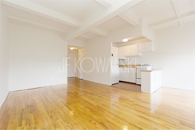 Building Photo - 160 Bleecker St