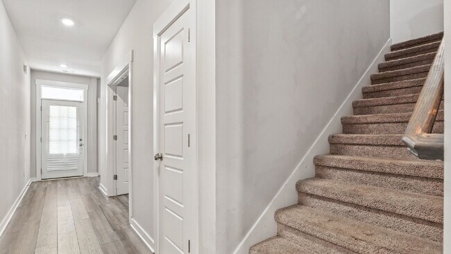 Foto del edificio - Limited-time offer: Reduced security deposit for well-qualified applicants. Spacious 4BR/3BA home...