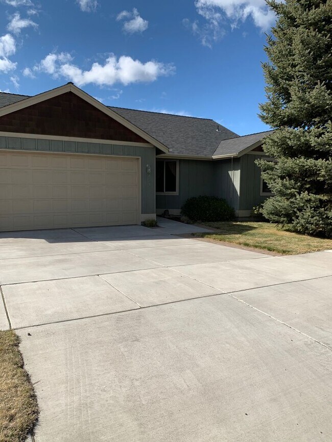 Building Photo - Fully Furnished Home is NE Bend Short Term Rental