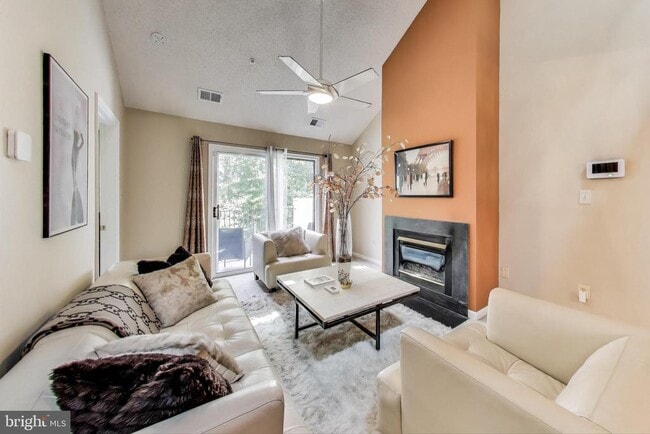 Building Photo - 10021 Vanderbilt Cir