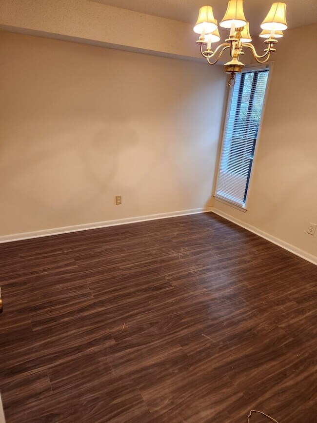 Building Photo - Chapel Hill / The Oaks Townhome
