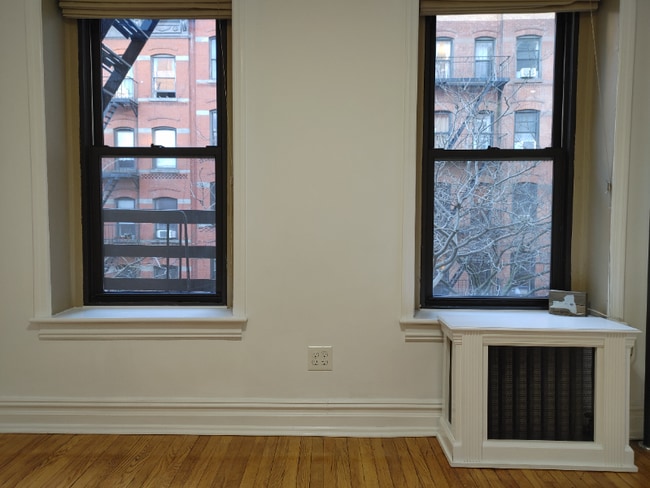 Building Photo - 211 E 88th St