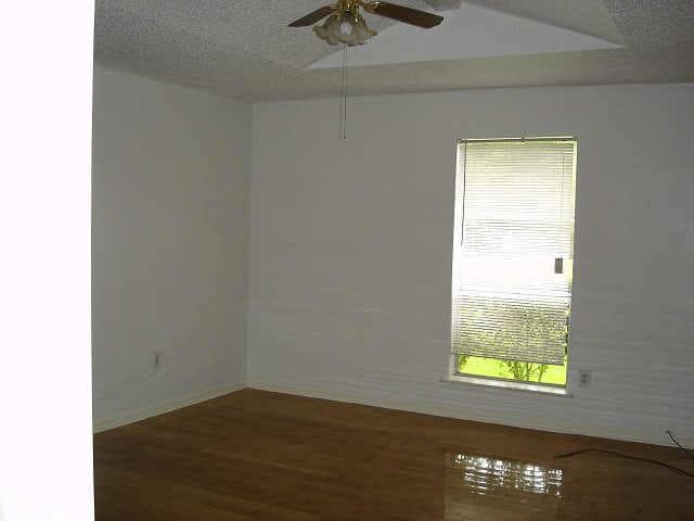 Building Photo - 212 Quaker Dr