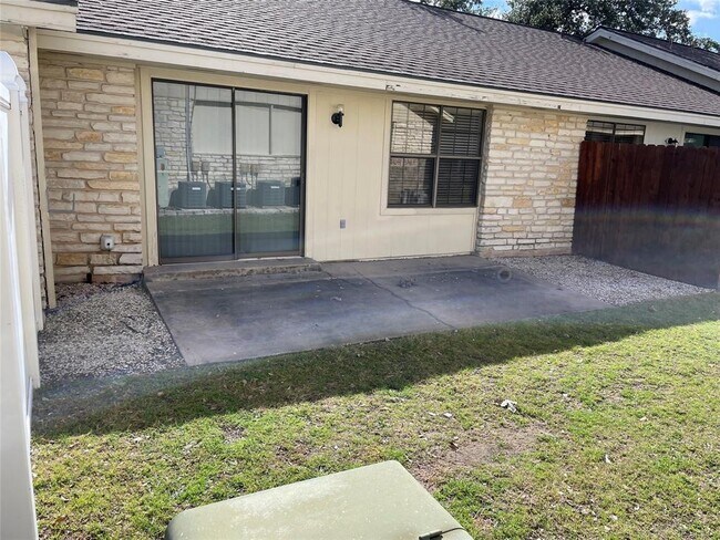 Foto del edificio - 21013 Highland Lake Dr