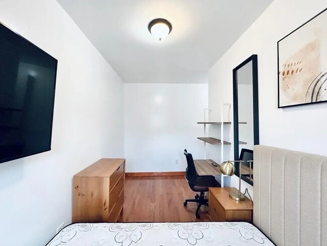 Foto del edificio - Furnished room/NOT APARTMENT