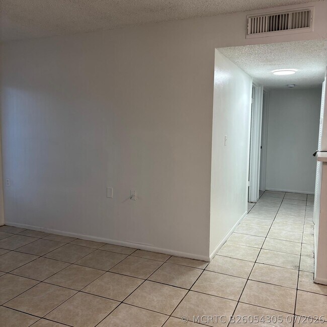 Foto del edificio - 1151 Lake Terry Dr