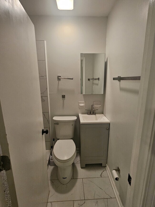 Foto del edificio - Spacious 3 Bedroom Brick Ranch Home (FURNISH)
