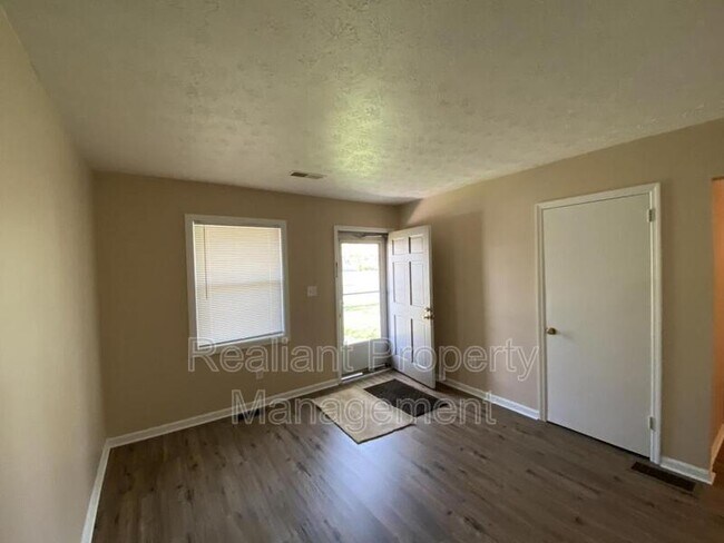 Foto del edificio - 1840 Chatsworth Dr