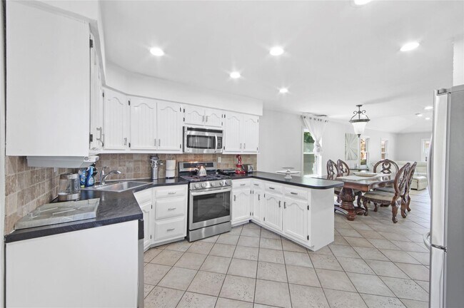 Building Photo - 1498 Kew Ave
