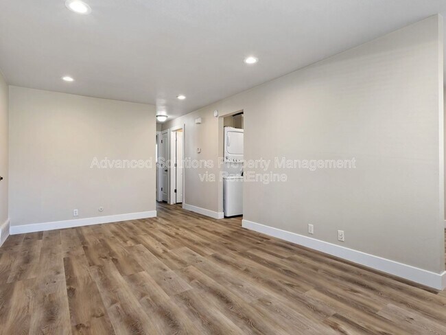 Foto del edificio - 1351 N Redwood Rd