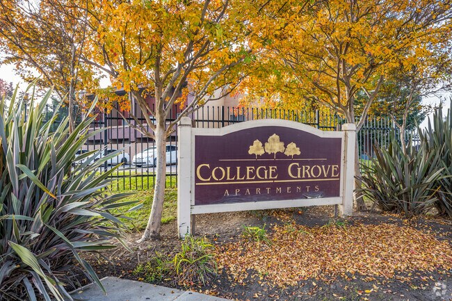 Señalización de entrada - College Grove Apartments