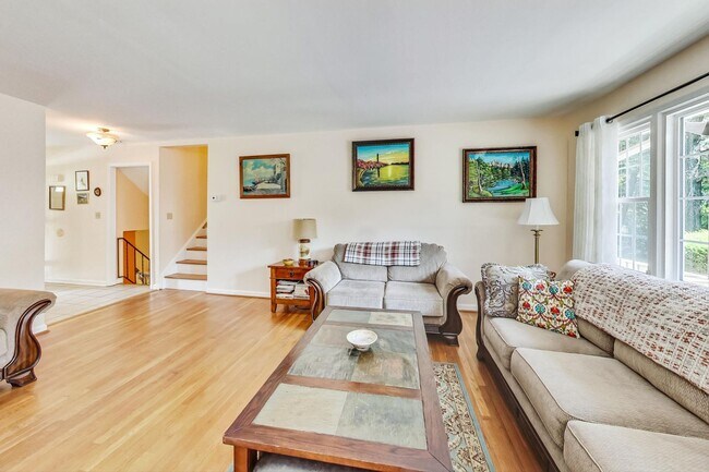 Foto del edificio - Nice SF 4bed+ 3 bath / close to Metro