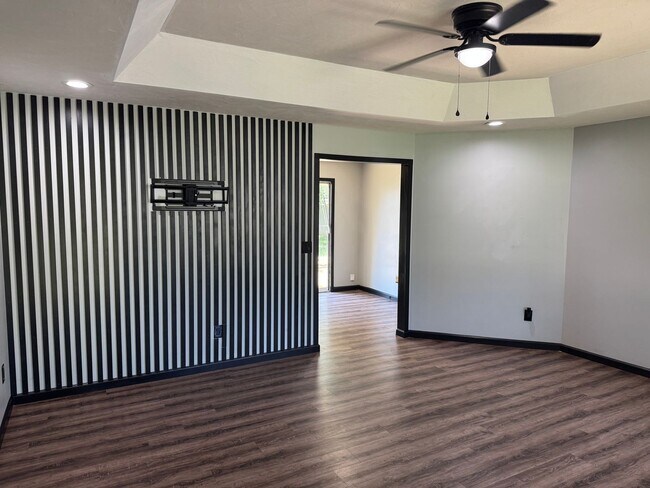 Building Photo - 3 Bedroom | 2 Bathroom | 2 Car garage | La...