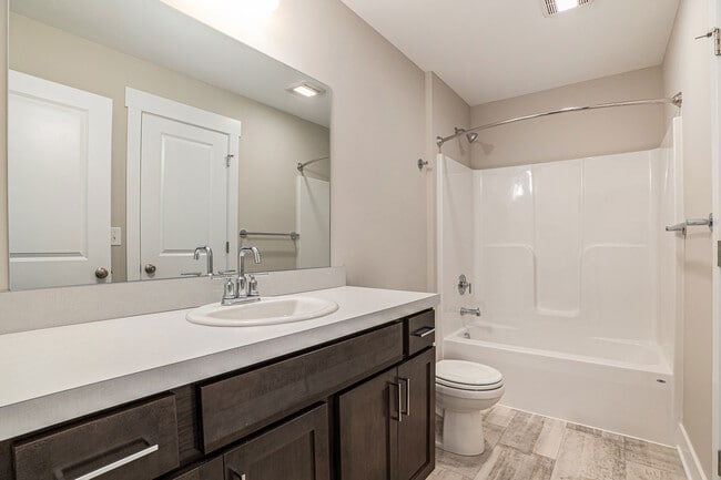 Foto del edificio - 705 7 Mile Rd NW