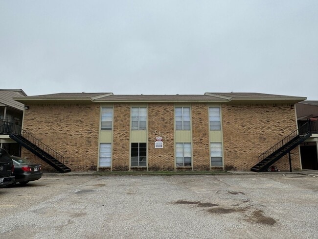 Building Photo - 4308 Lake Rd