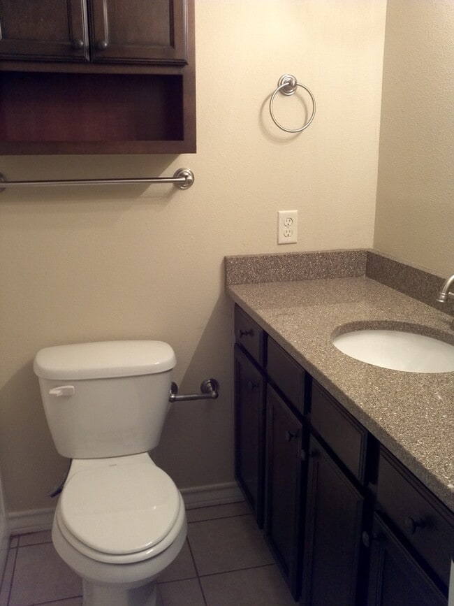 Foto del edificio - 9010 Holmes Ln
