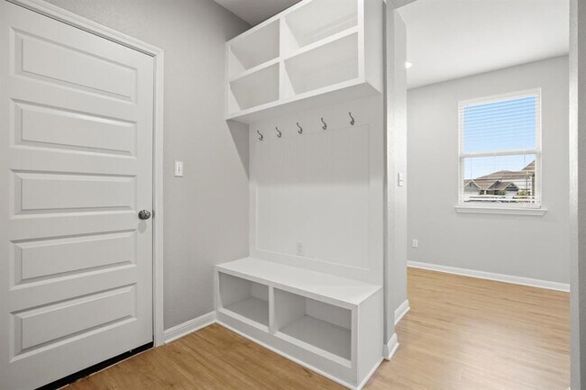 Foto del edificio - 6807 Tiznow Ln