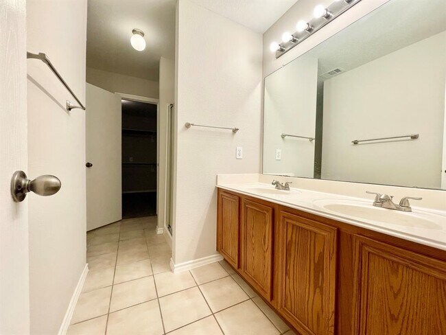 Foto del edificio - 5723 Wandering Creek Dr