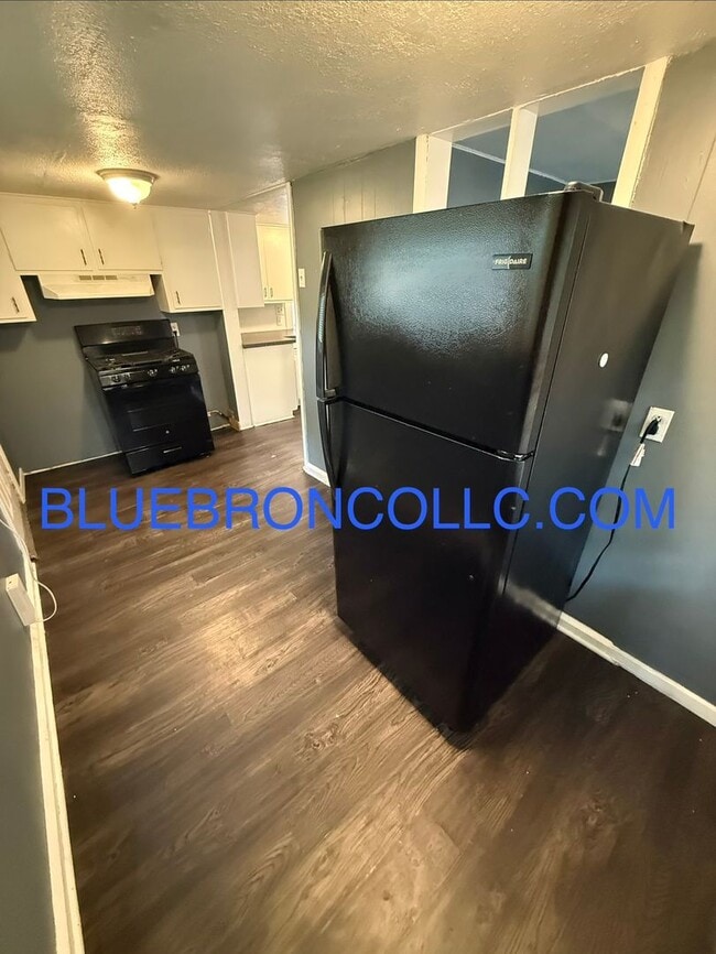 Building Photo - Newly renovated Cute 2 bedroom 1 bathroom home.
