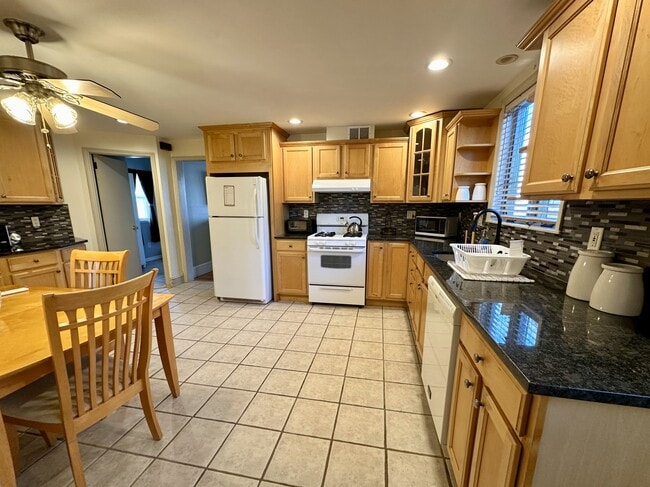 Eat In Kitchen - 102 Keasler Ave