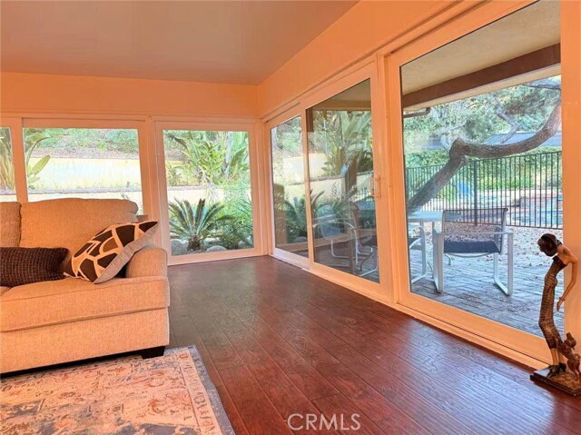 Foto del edificio - 2500 Benedict Canyon Drive