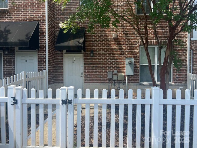 Foto del edificio - 8728 Arbor Creek Dr