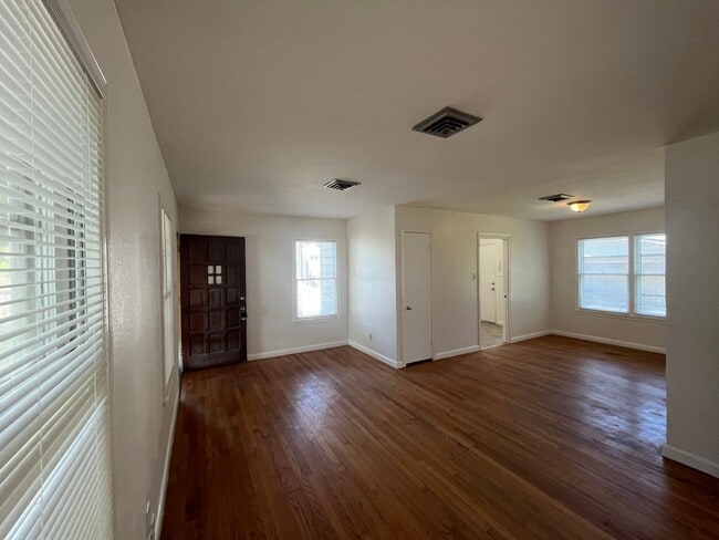 Building Photo - Three Bedroom in Collier Subdivision!!