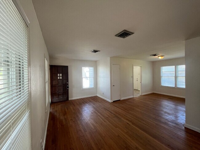 Foto del edificio - Three Bedroom in Collier Subdivision!!