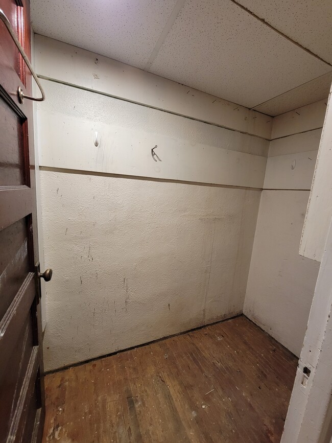 Building Photo - Best Apartments